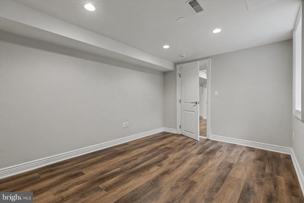 6439 MIDDLETON LANE