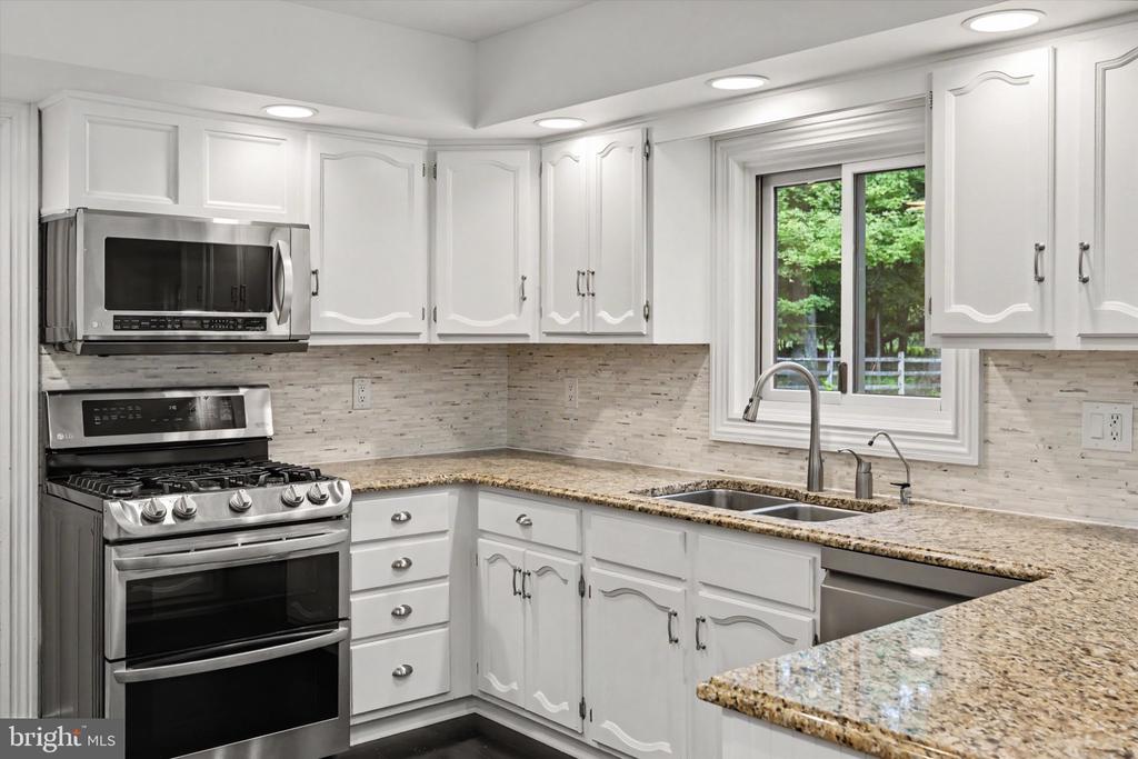 6439 MIDDLETON LANE