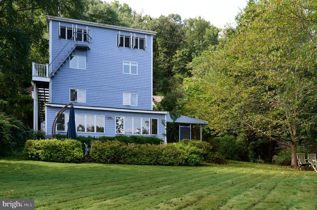 3666 RIVER ROAD