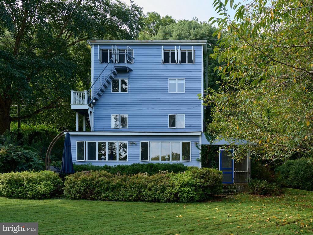 3666 RIVER ROAD