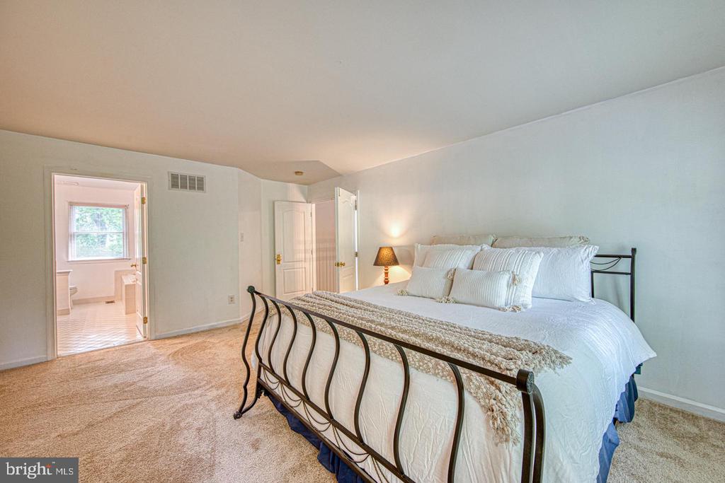 807 TREMONT DRIVE