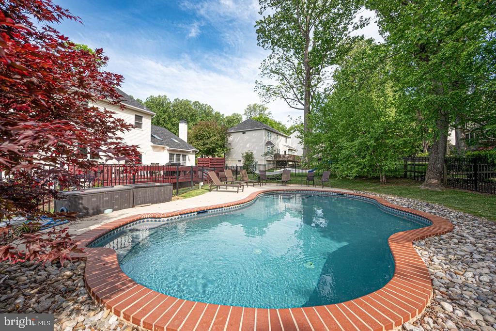 807 TREMONT DRIVE