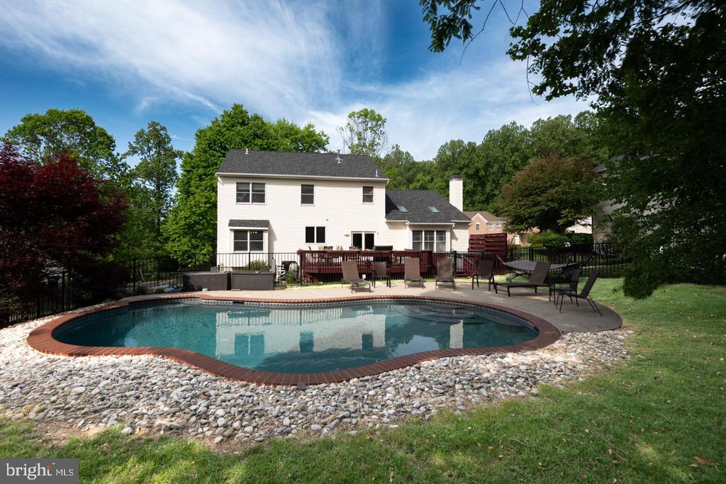 807 TREMONT DRIVE