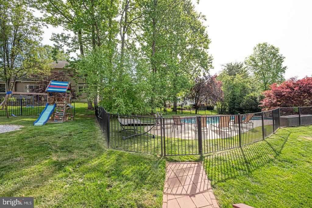 807 TREMONT DRIVE