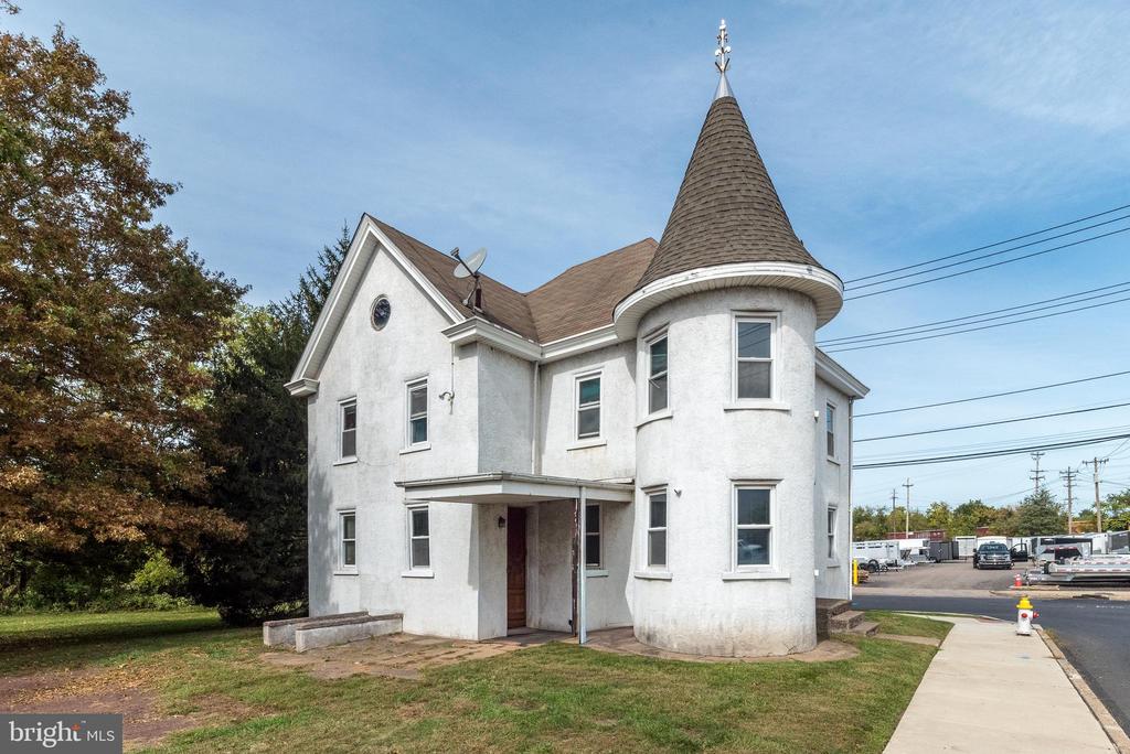 900 W EIGHTH