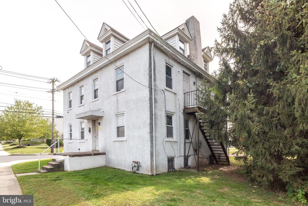 900 W EIGHTH
