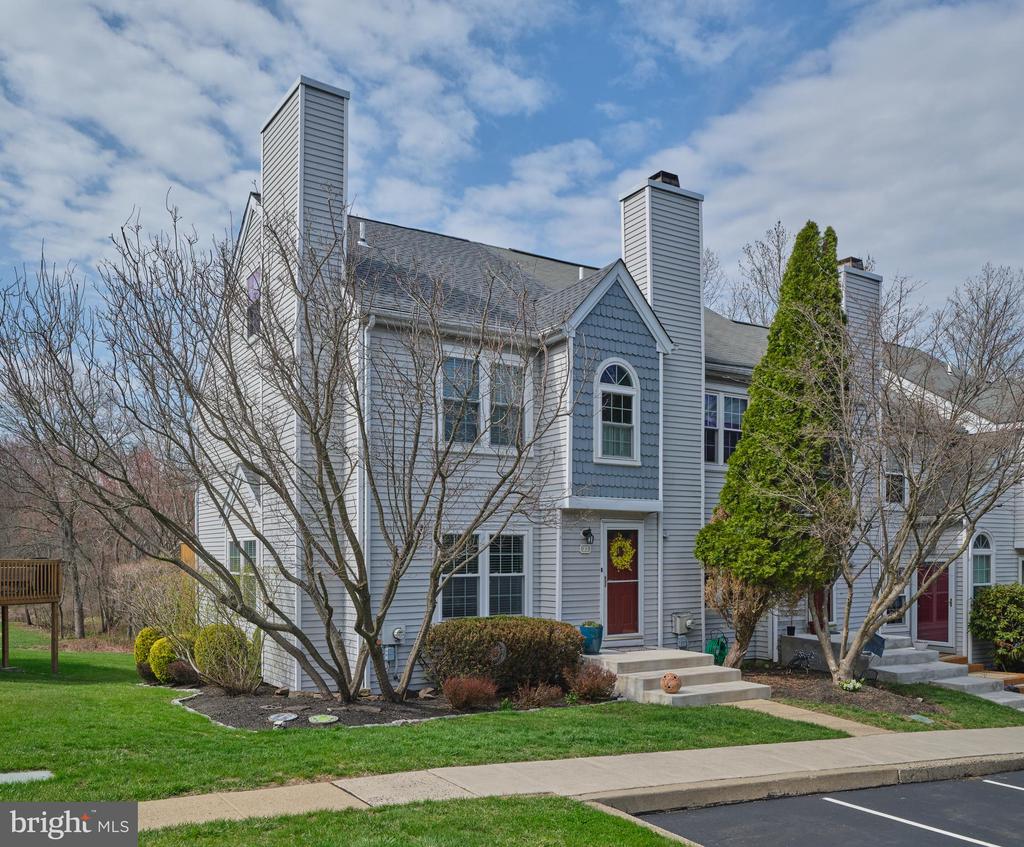 27 APPLEWOOD COURT