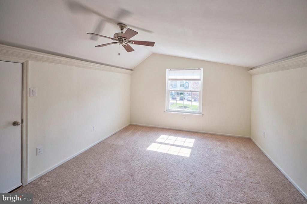 27 APPLEWOOD COURT