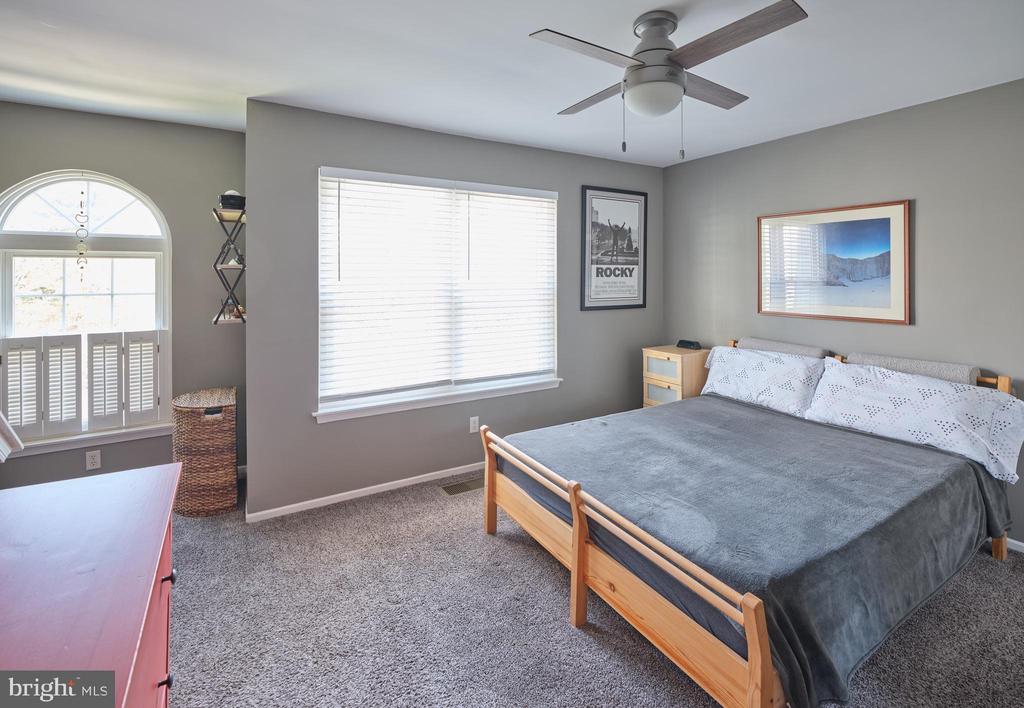 27 APPLEWOOD COURT