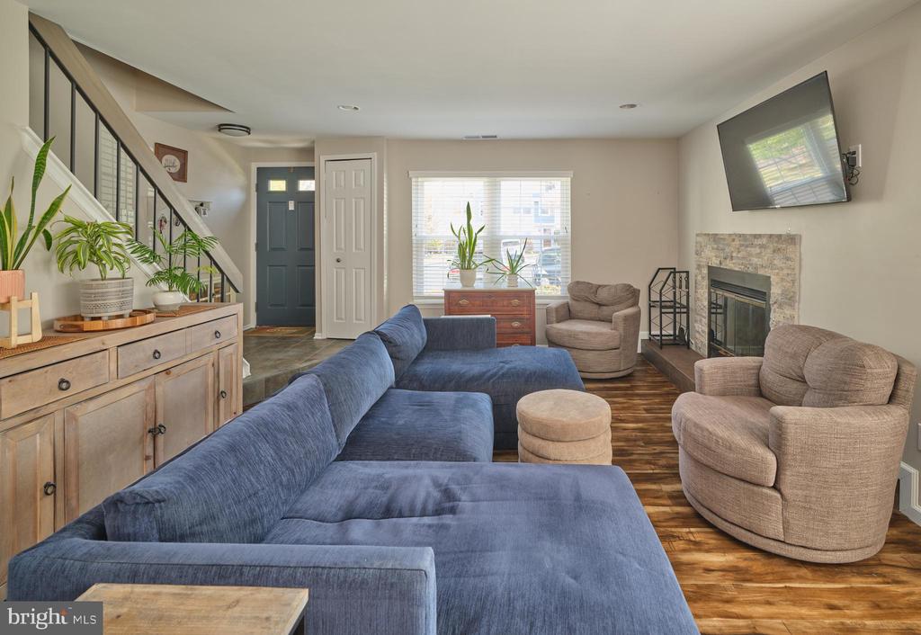 27 APPLEWOOD COURT