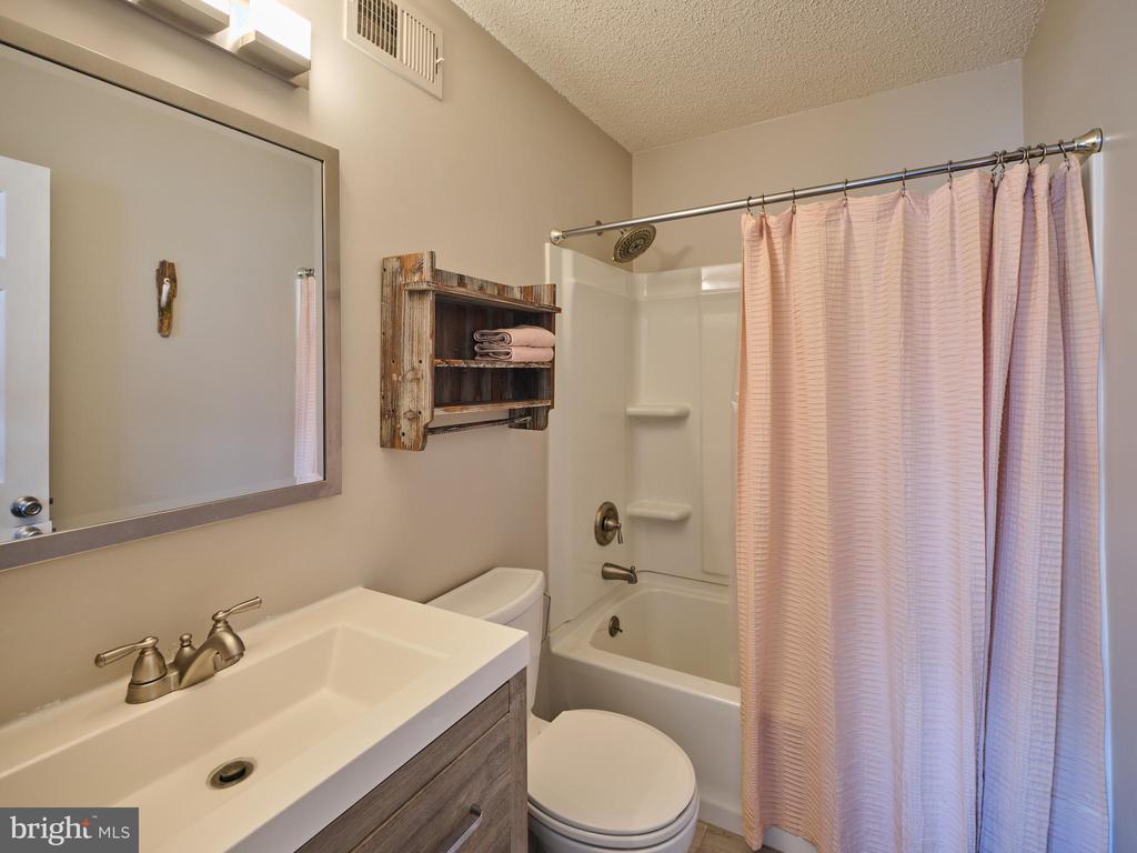 27 APPLEWOOD COURT