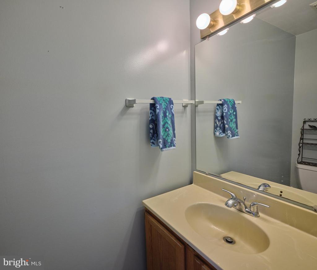 27 APPLEWOOD COURT