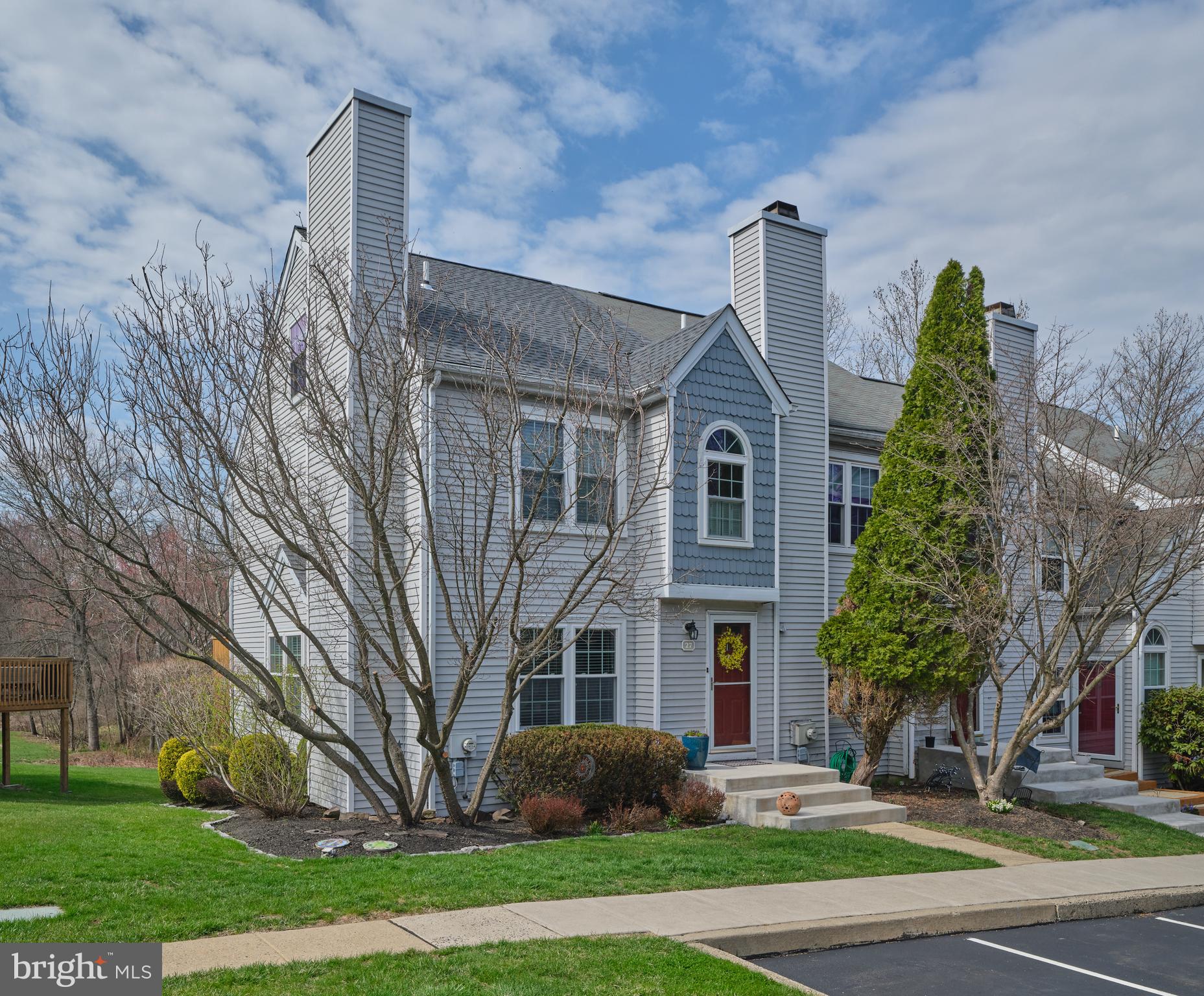 27 APPLEWOOD COURT