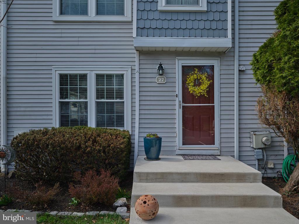 27 APPLEWOOD COURT