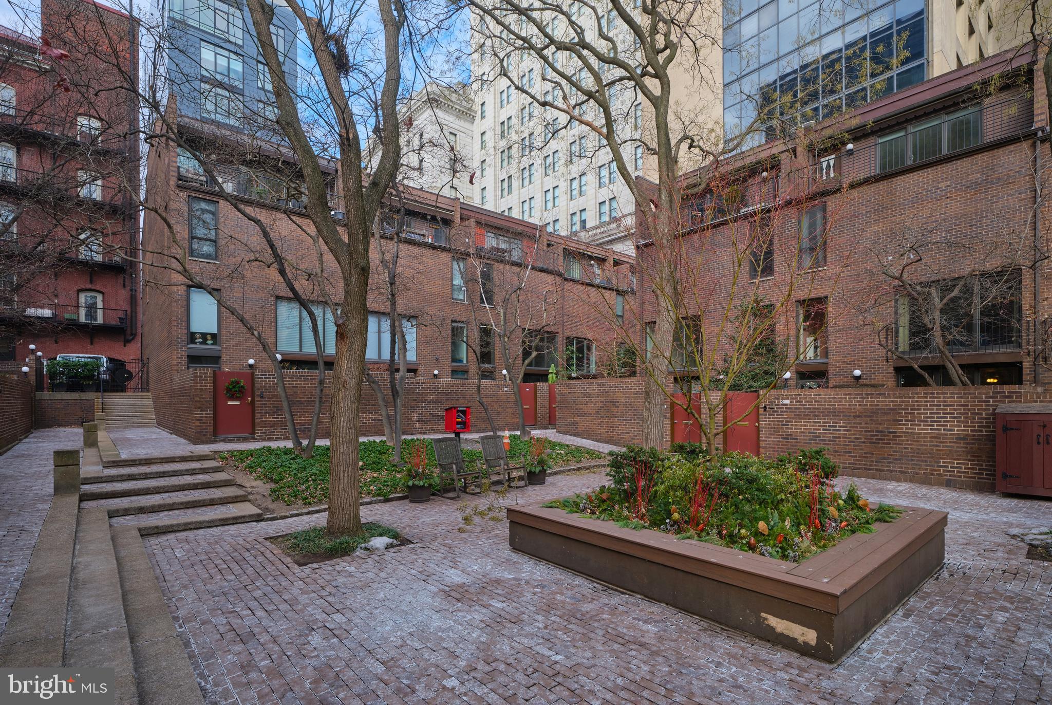18 SAINT JAMES COURT