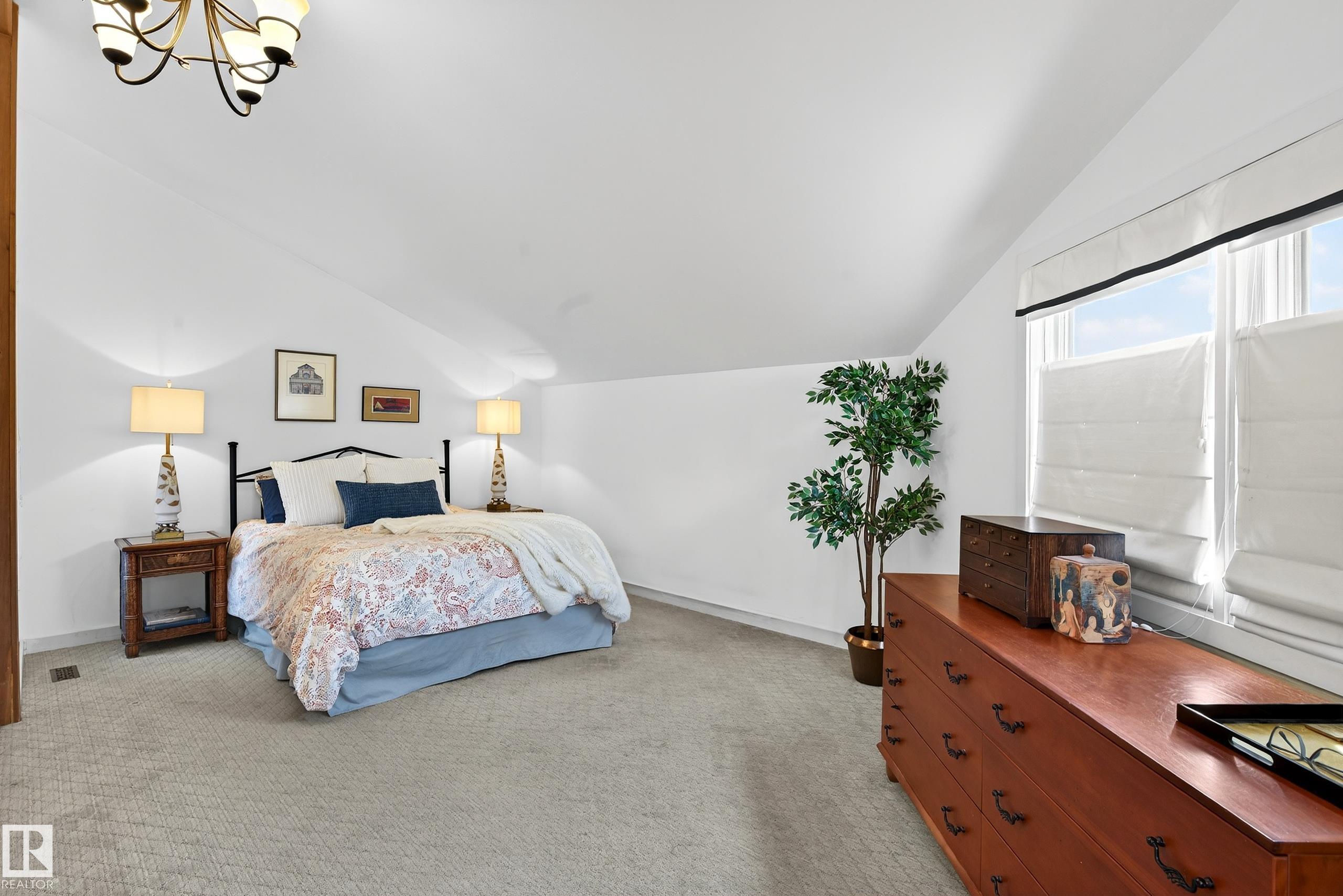 11627 76 AV NW