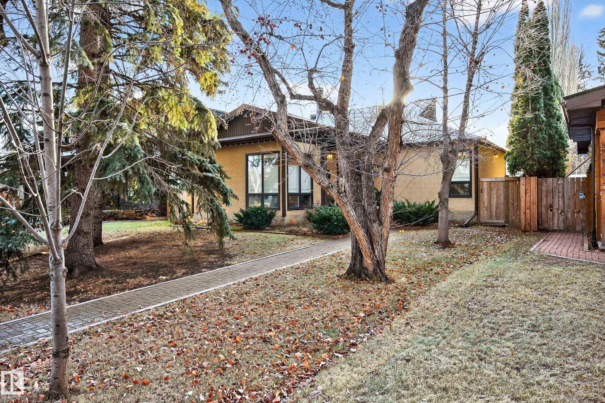 11627 76 AV NW