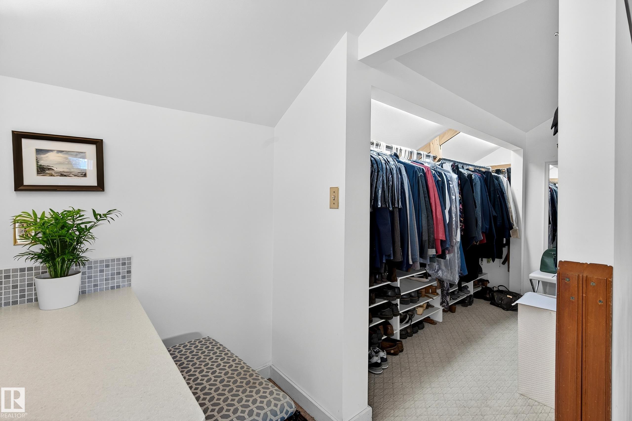 11627 76 AV NW