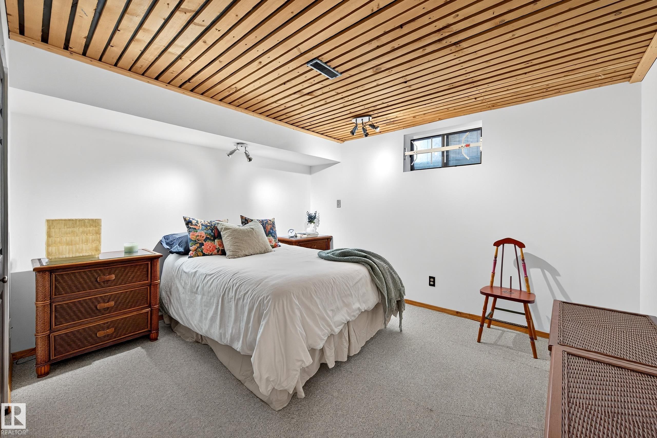 11627 76 AV NW