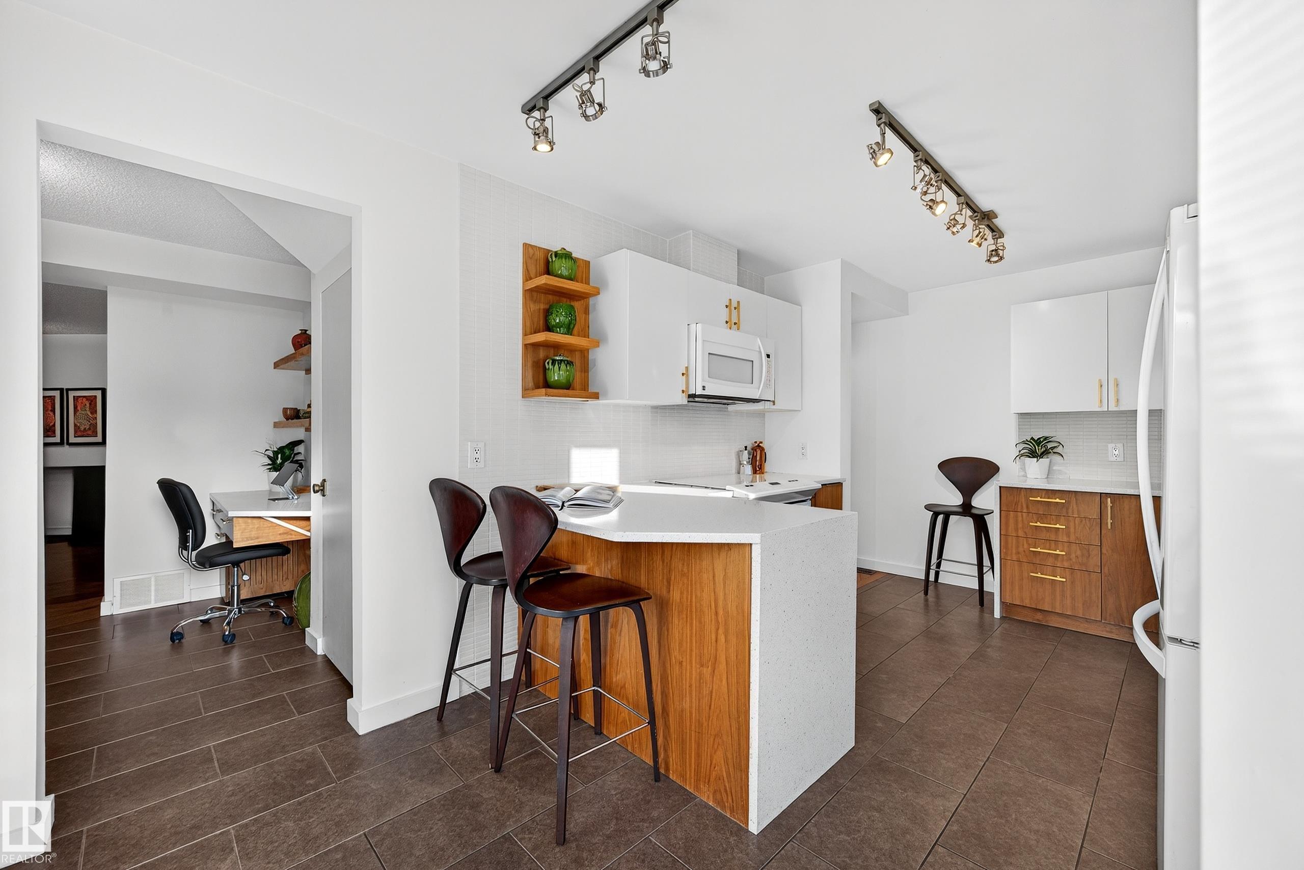 11627 76 AV NW