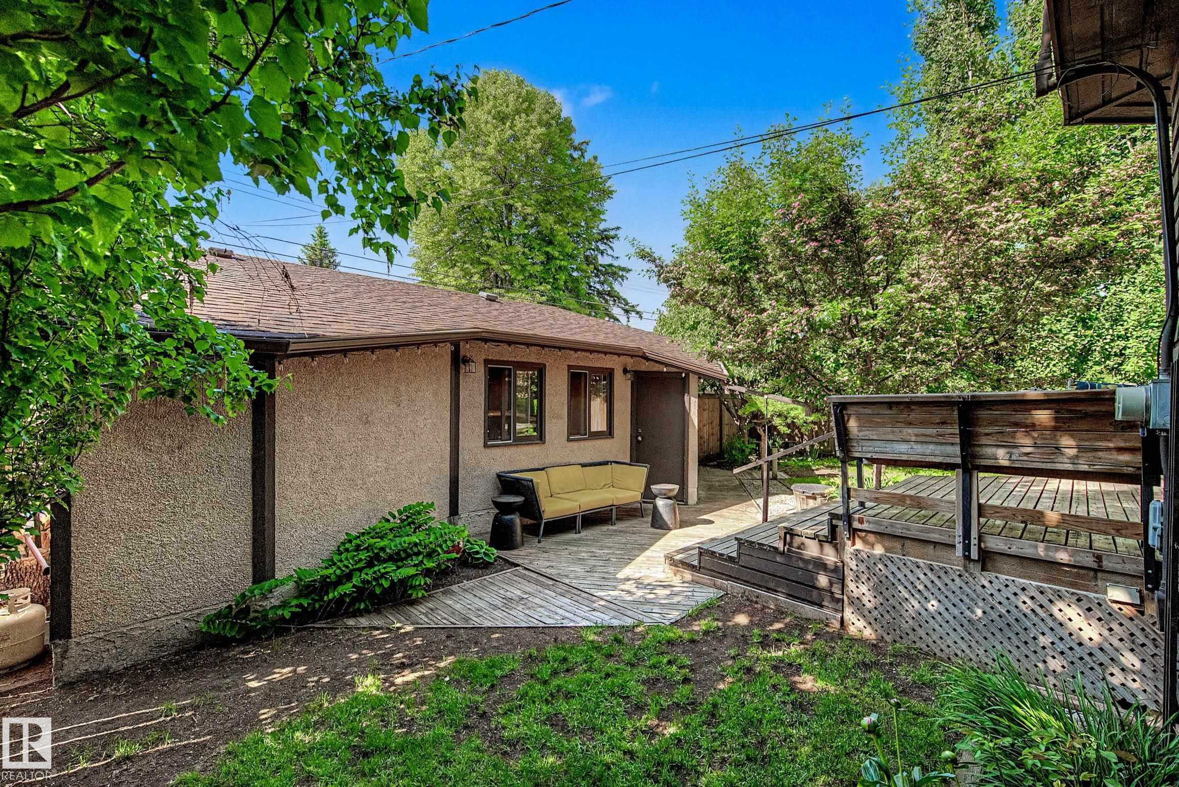 11627 76 AV NW