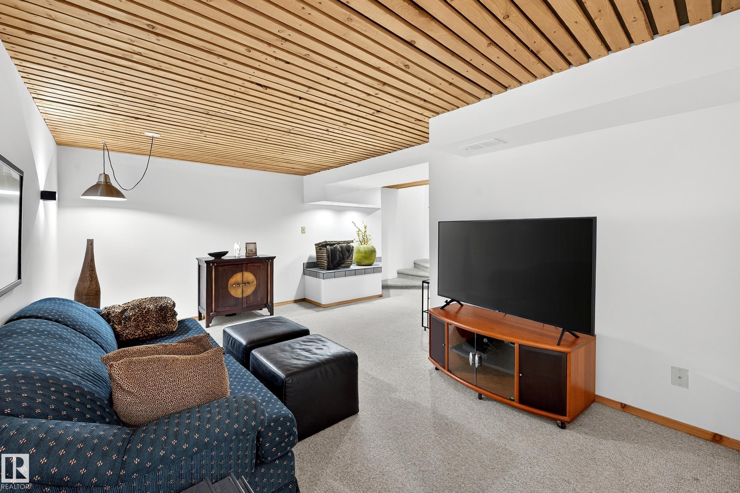 11627 76 AV NW