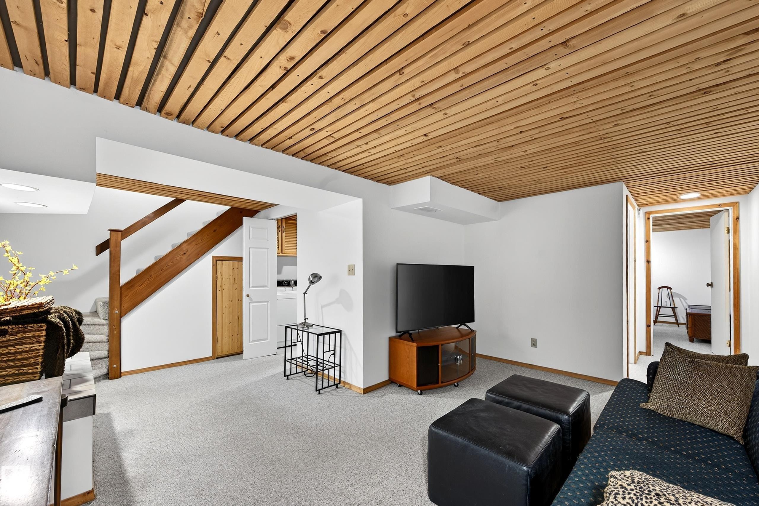 11627 76 AV NW