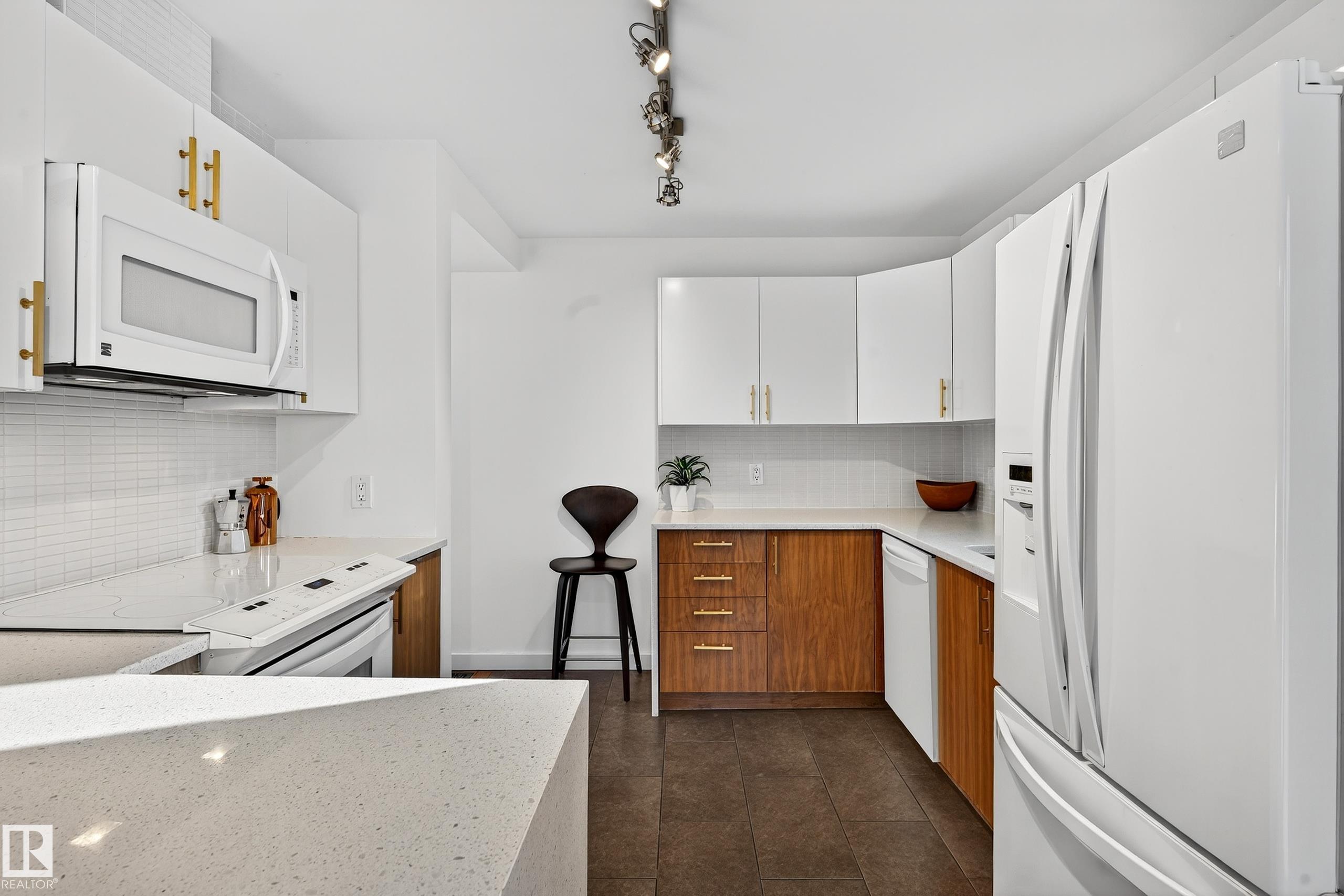 11627 76 AV NW