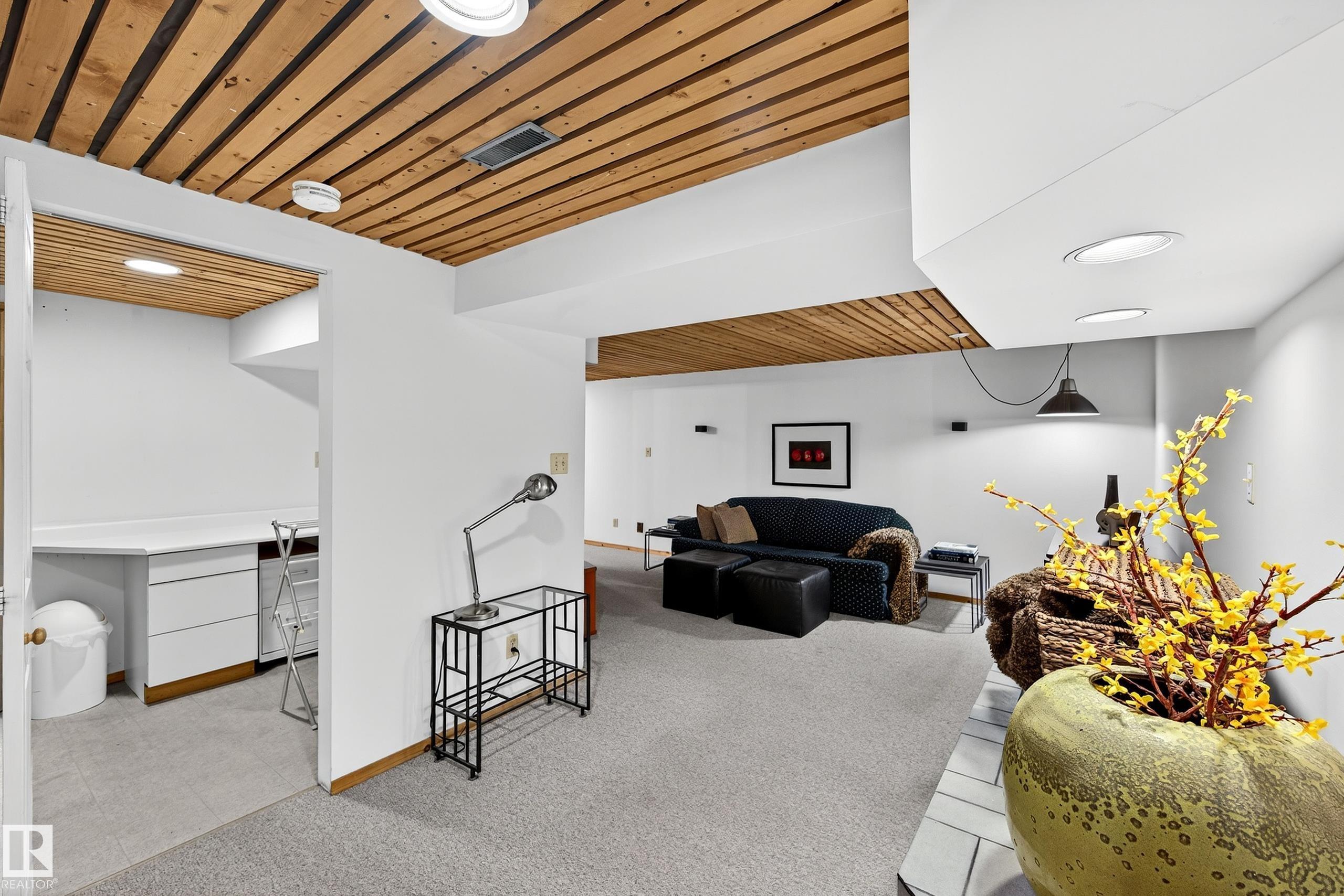 11627 76 AV NW