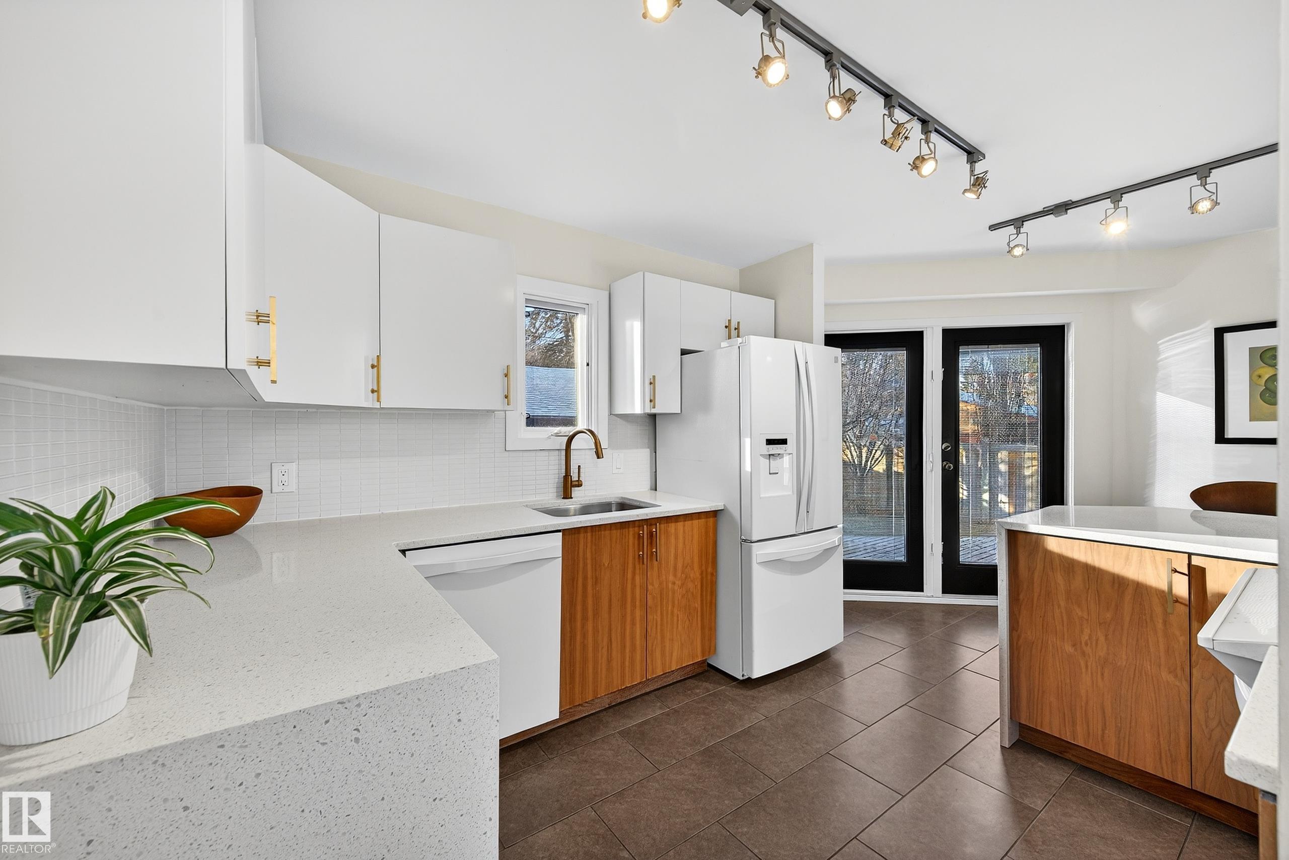 11627 76 AV NW