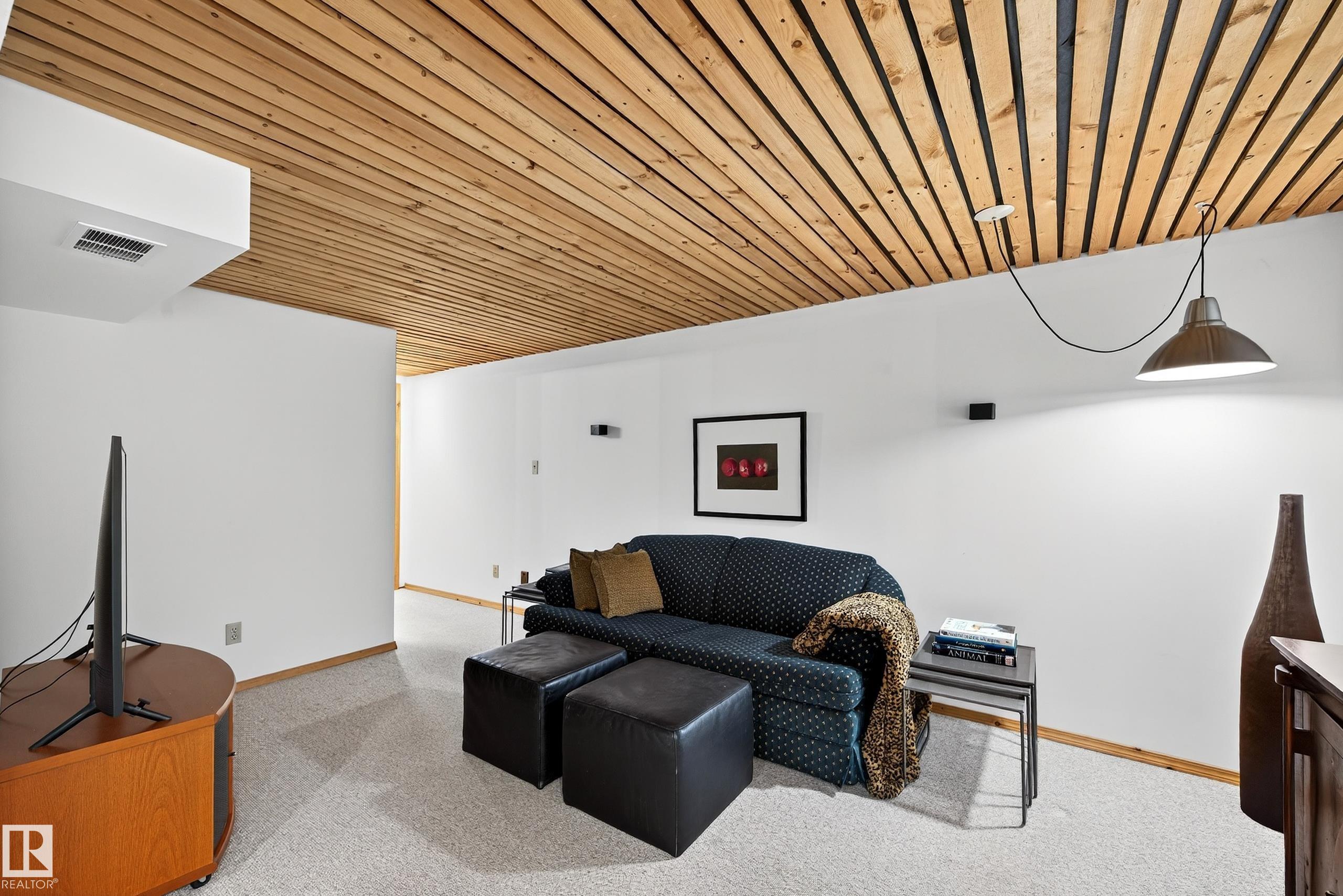 11627 76 AV NW