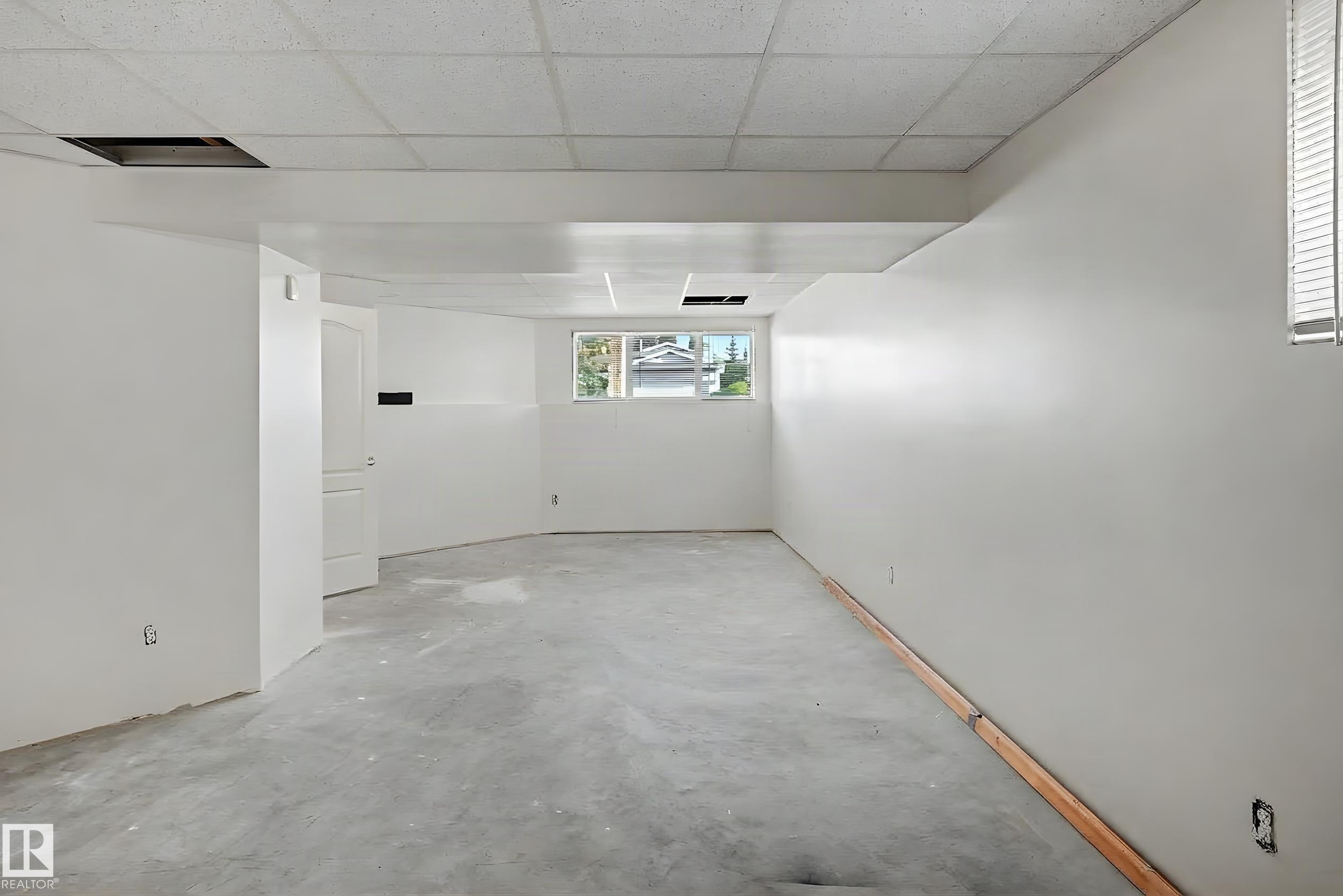 18411 77 AV NW