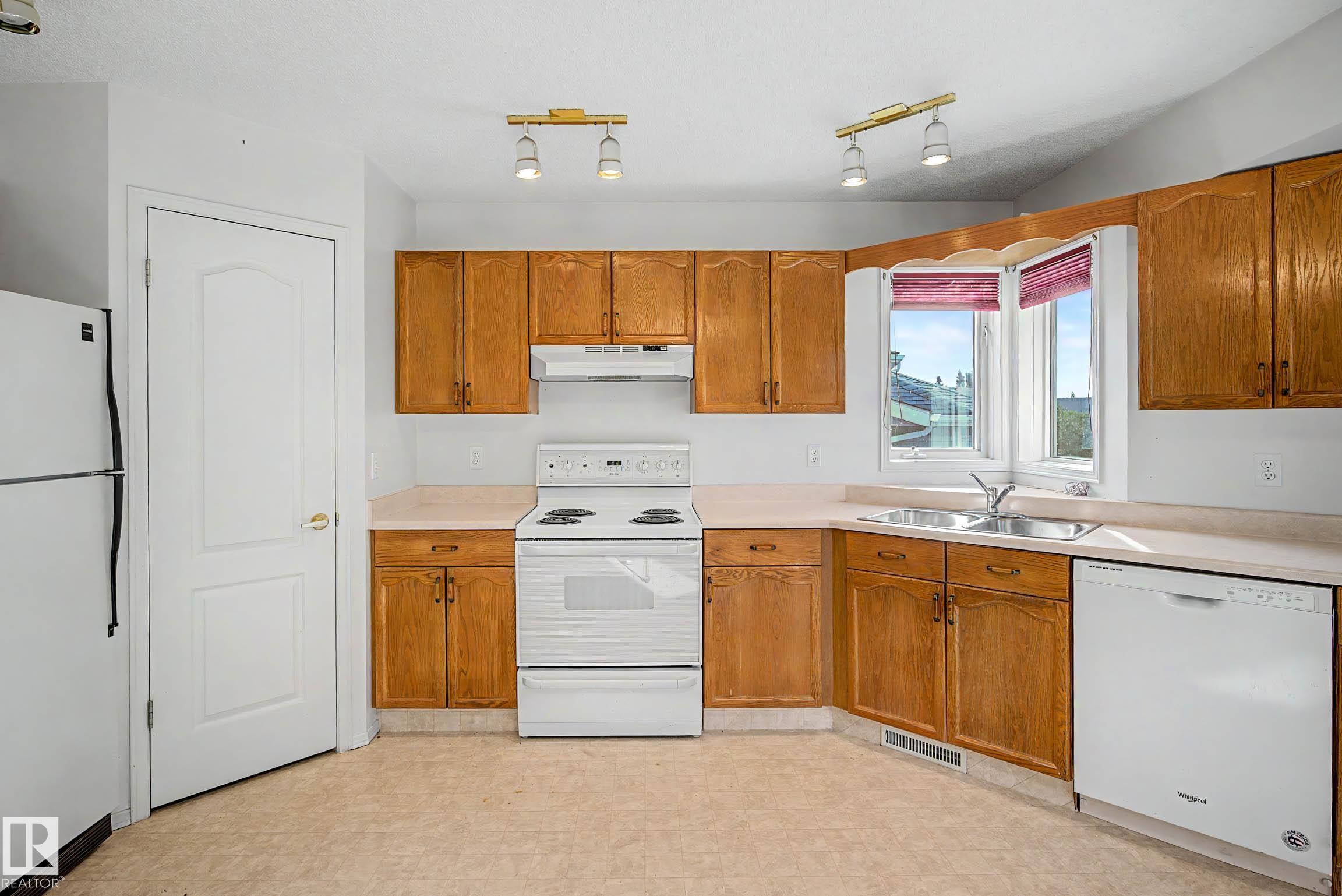 18411 77 AV NW
