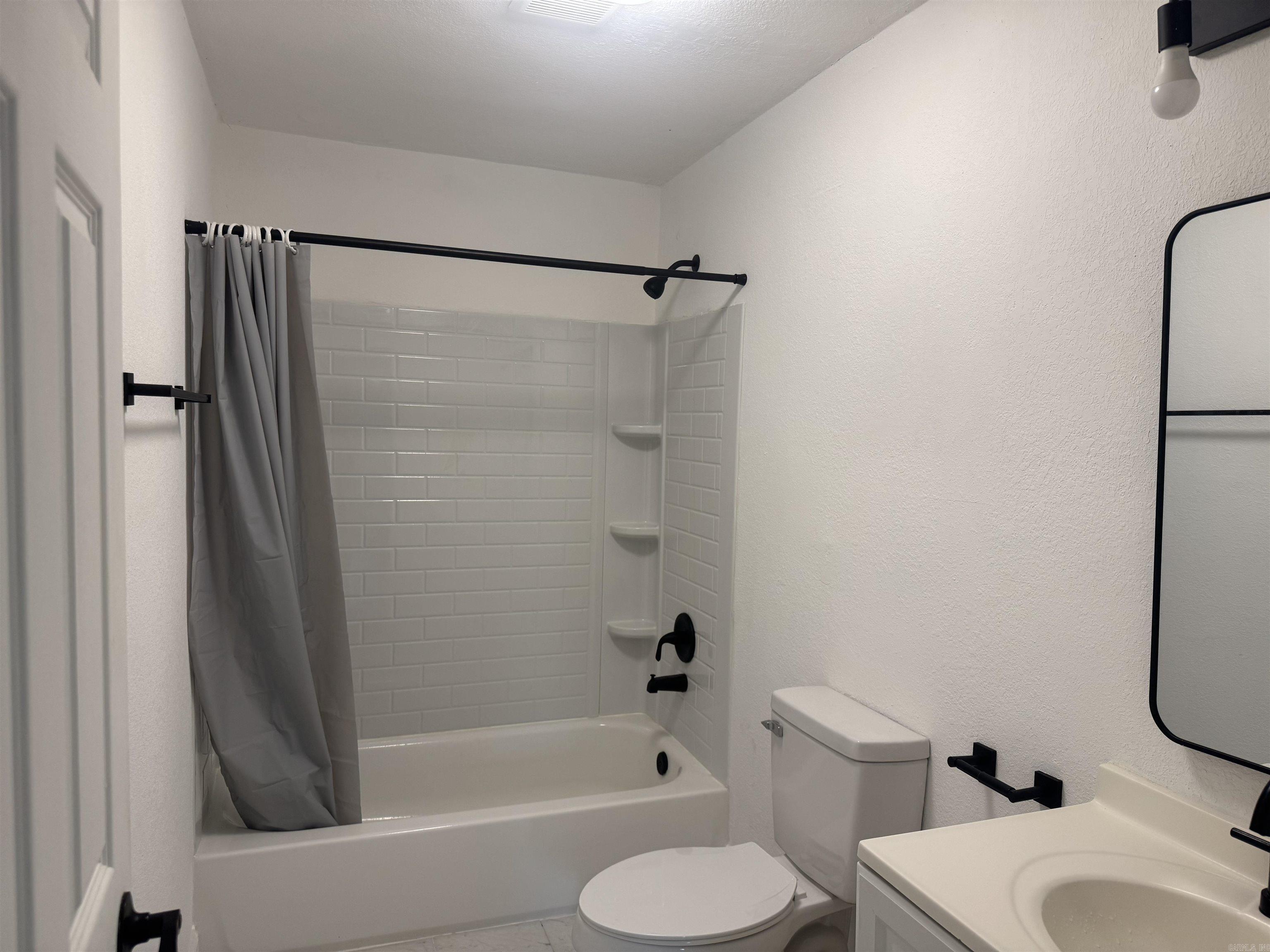 2211 W Saracen