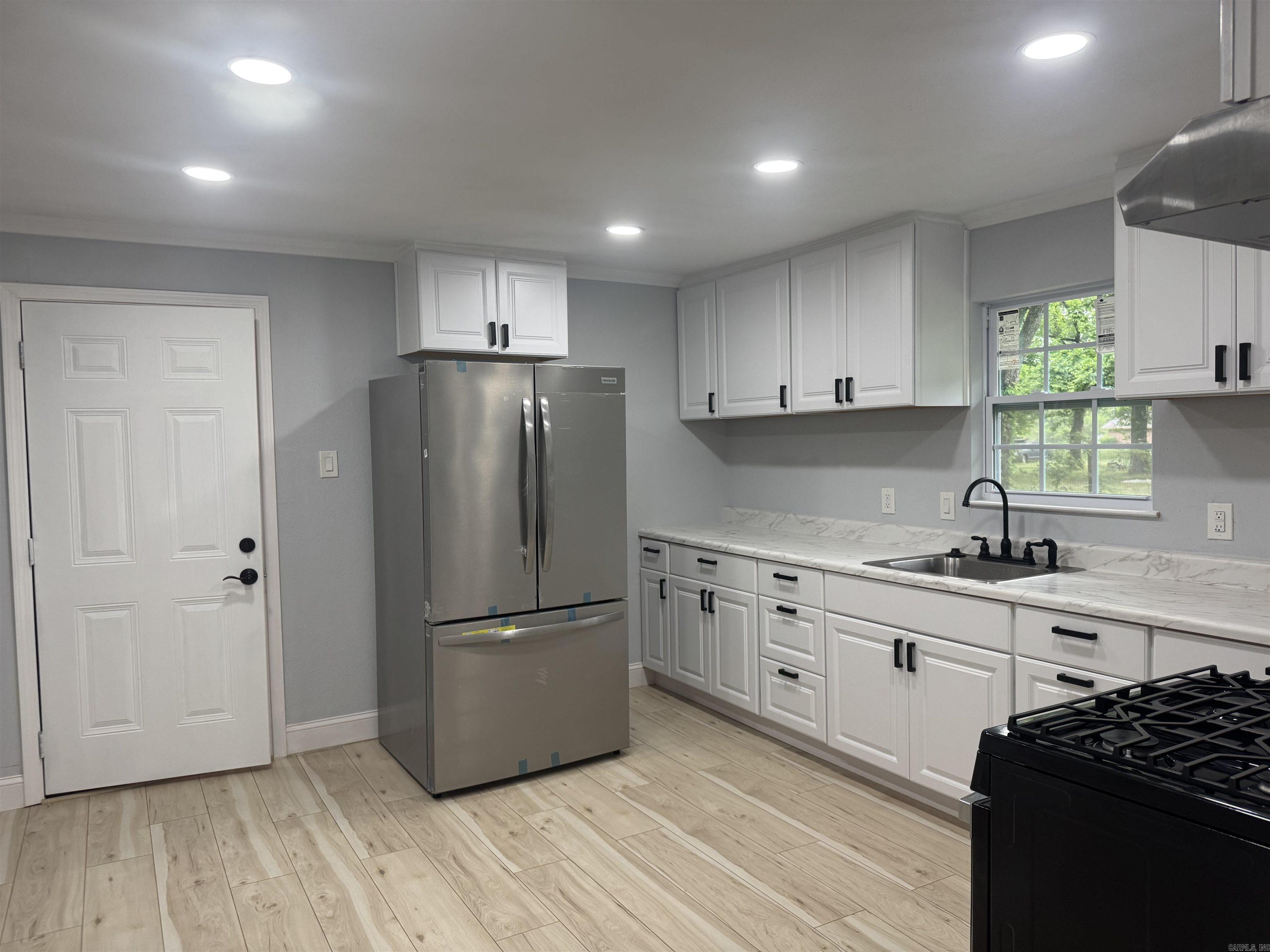 2211 W Saracen