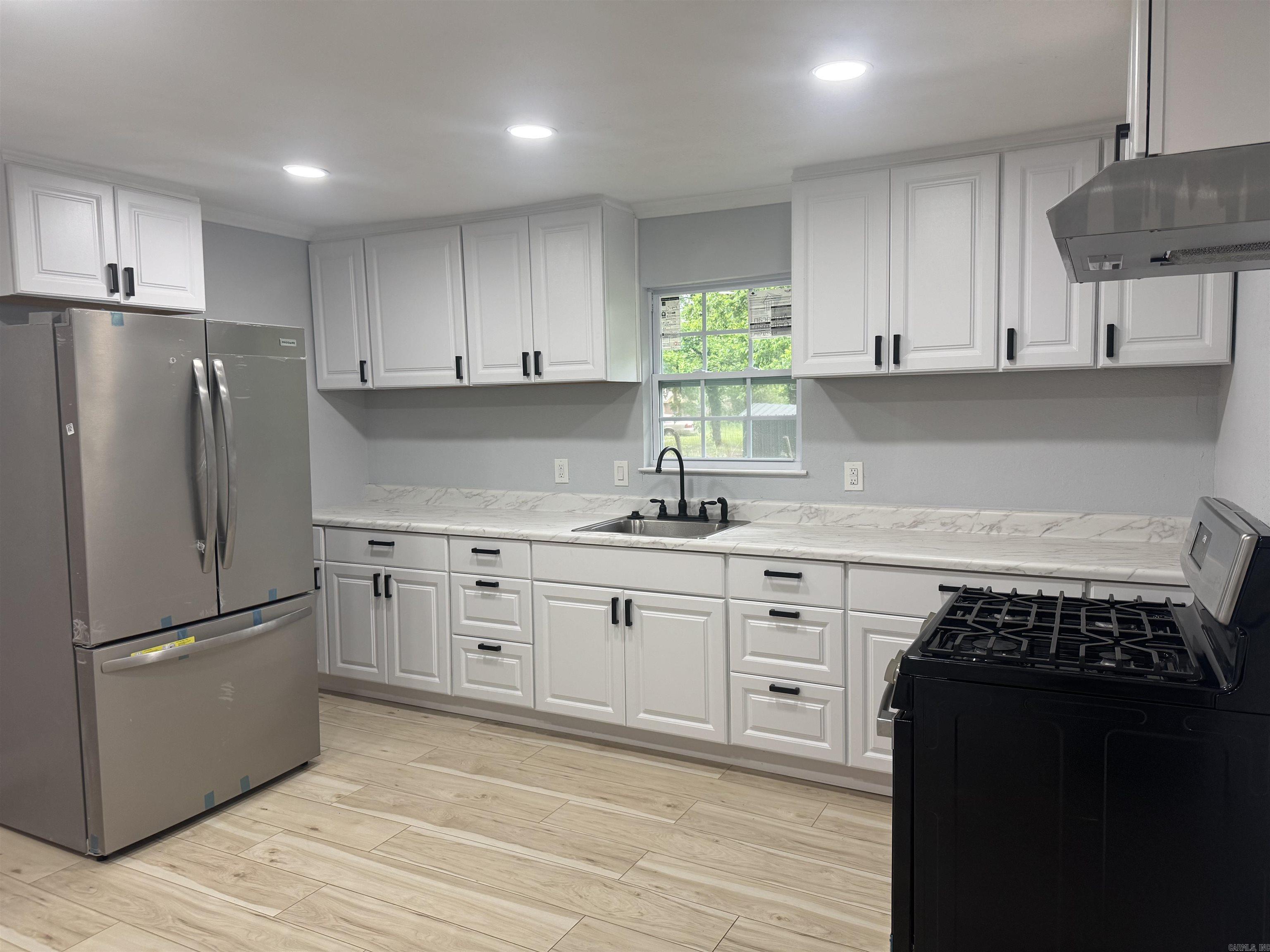 2211 W Saracen