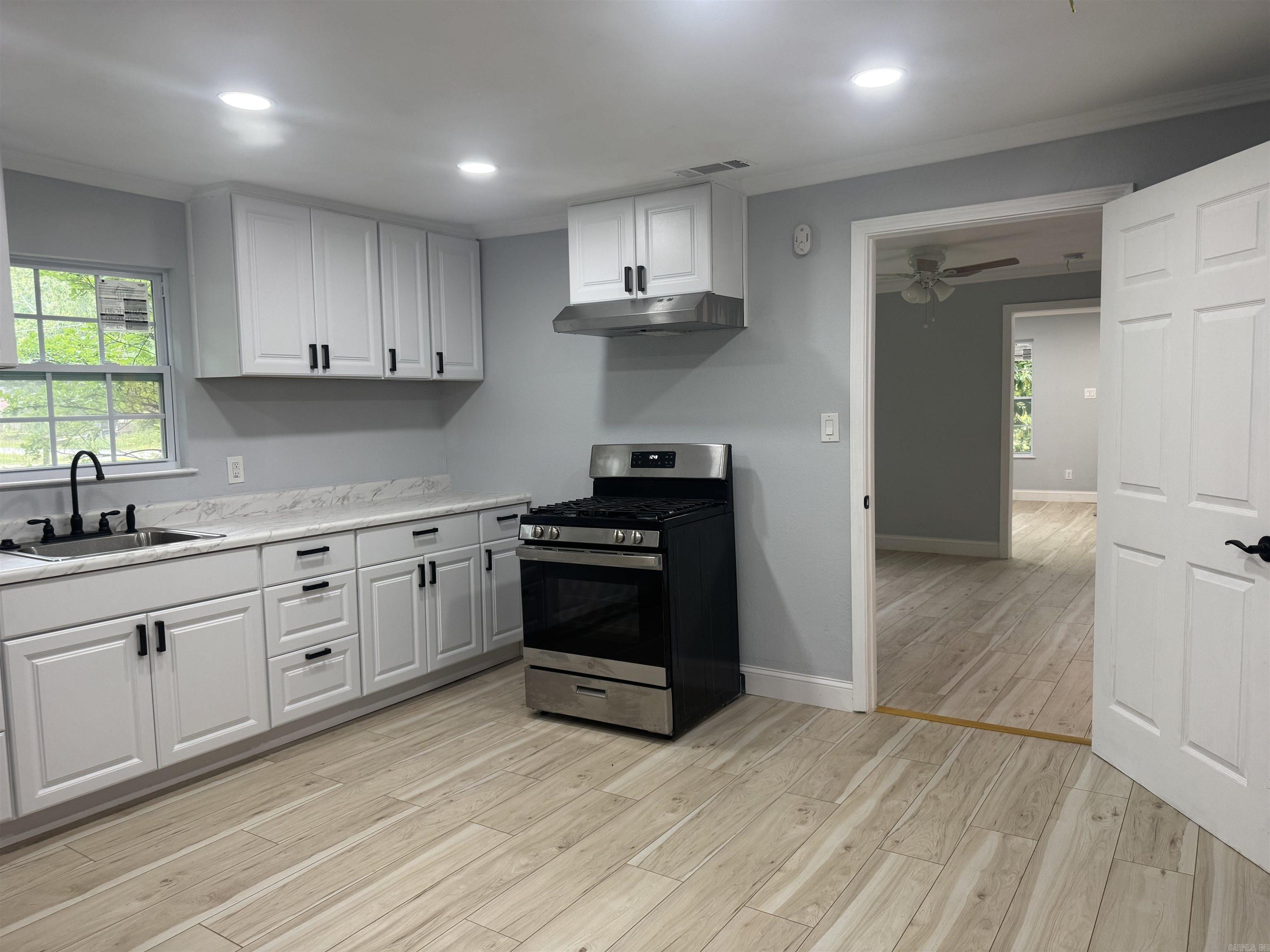 2211 W Saracen