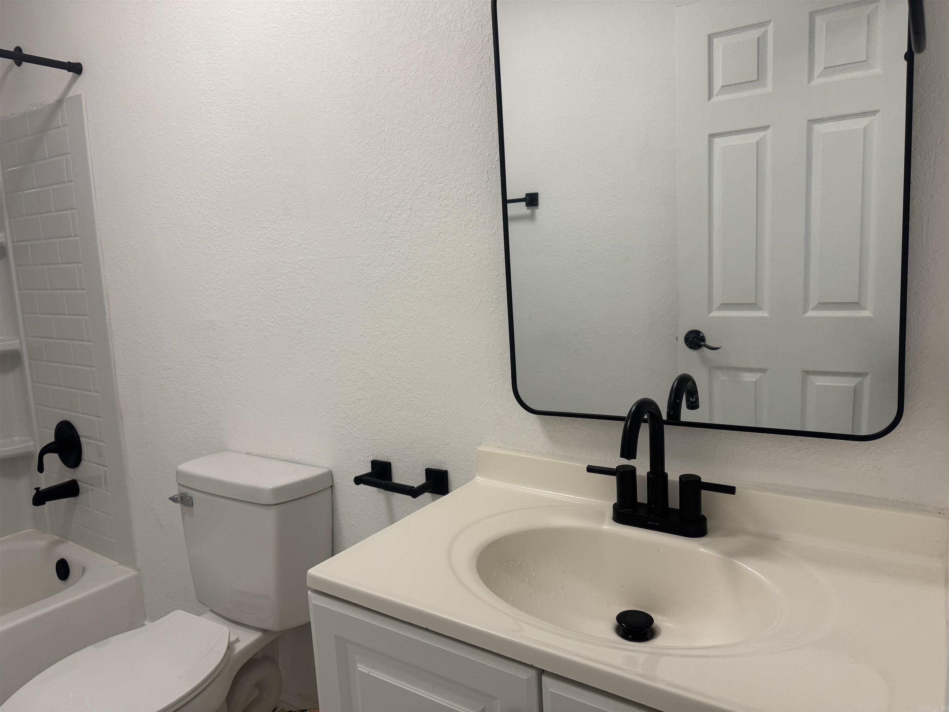 2211 W Saracen