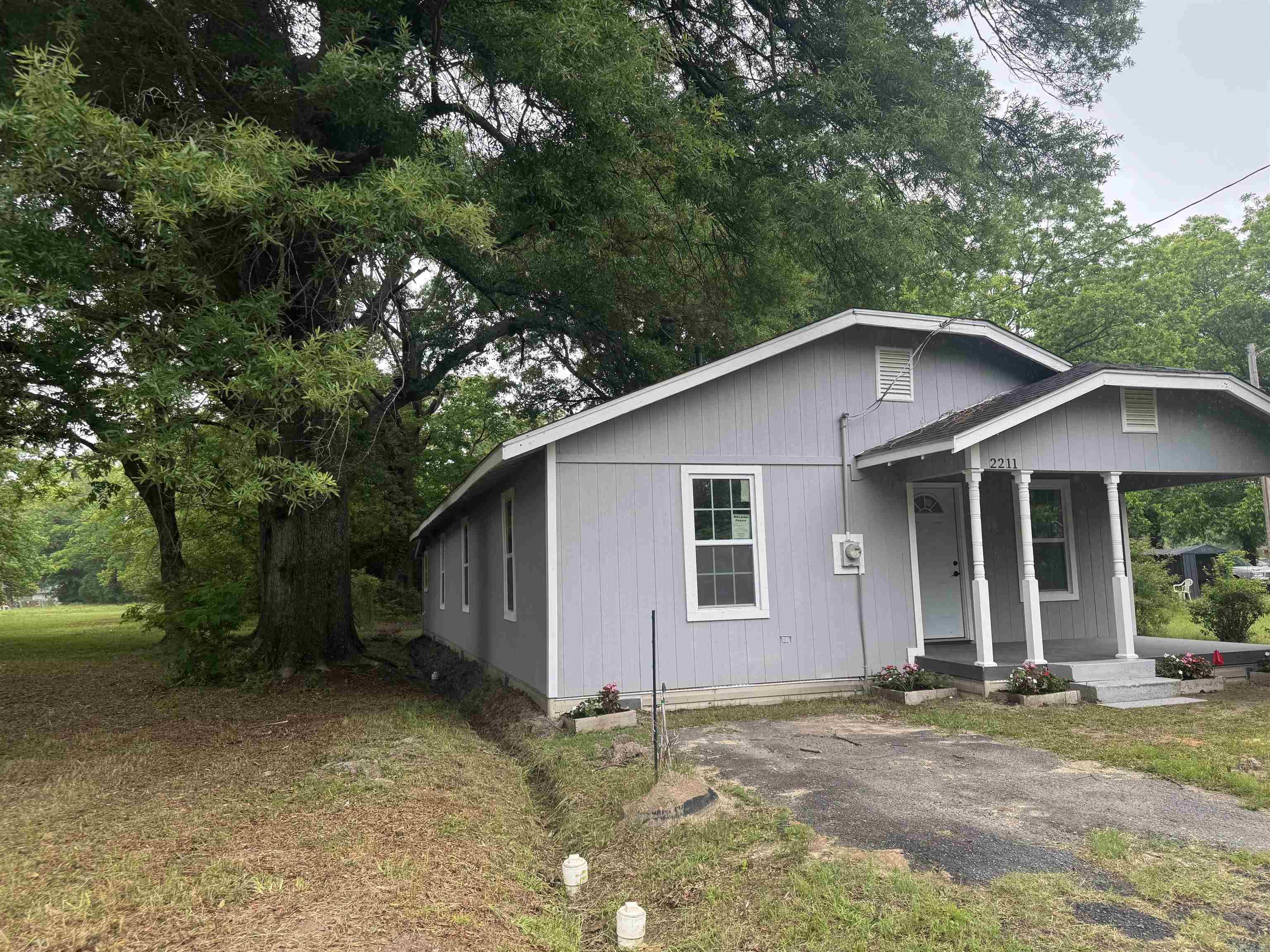 2211 W Saracen
