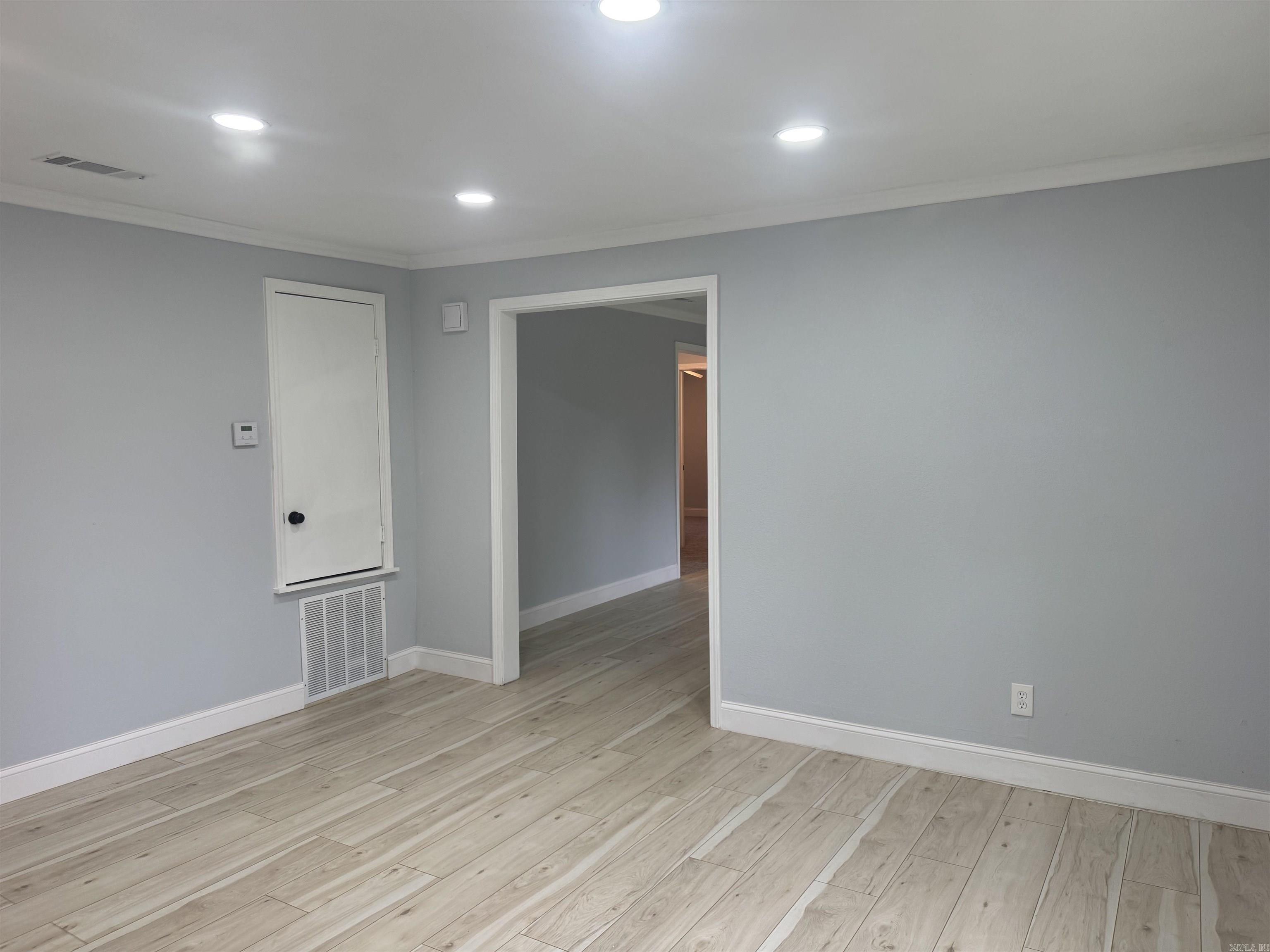 2211 W Saracen