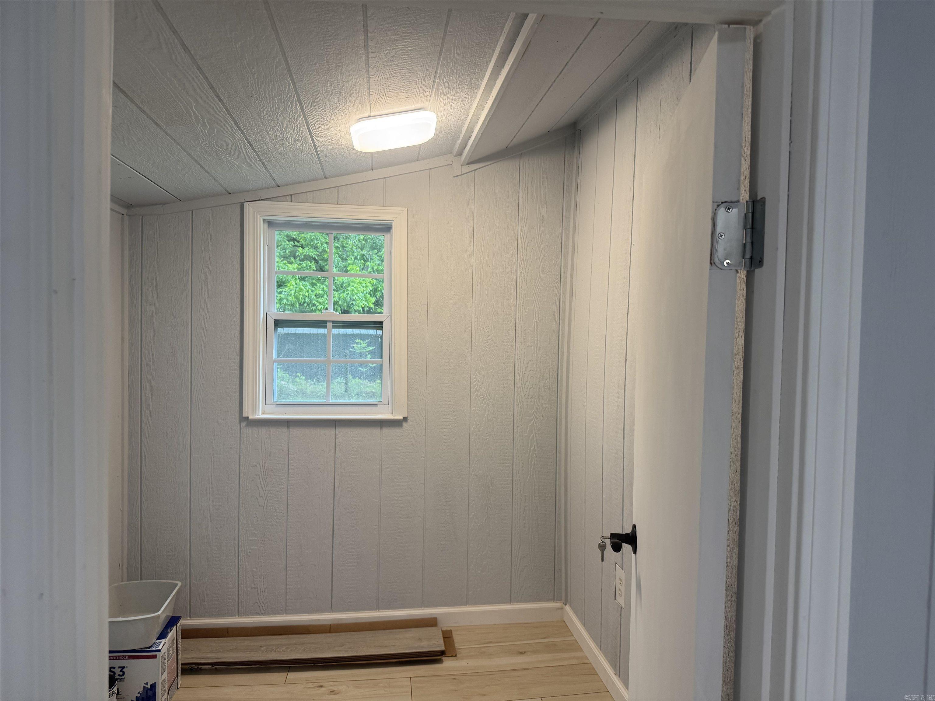 2211 W Saracen