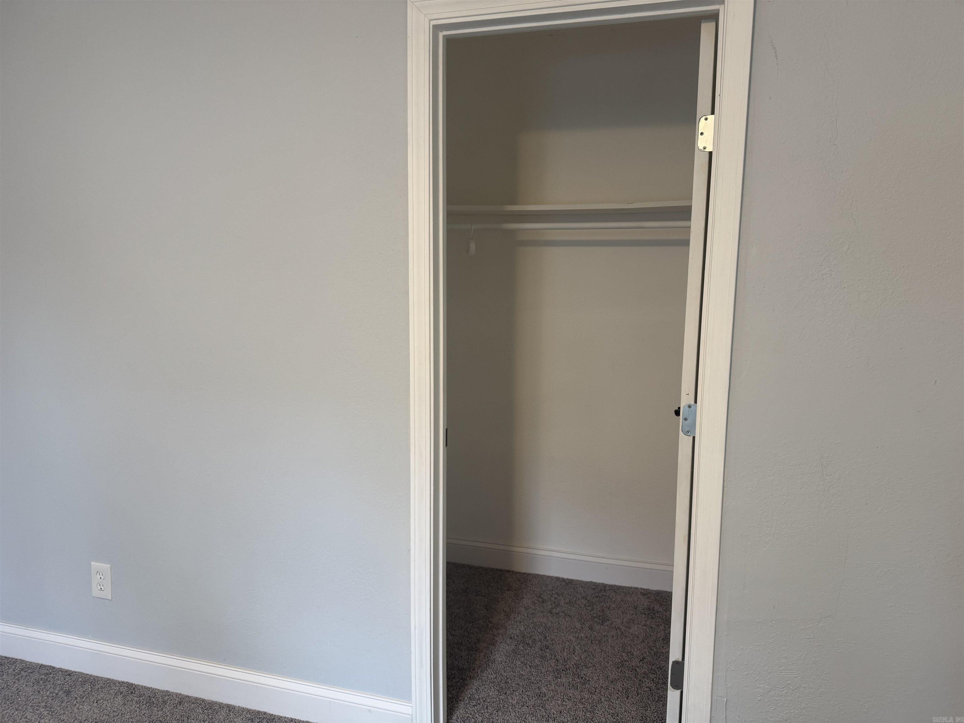 2211 W Saracen