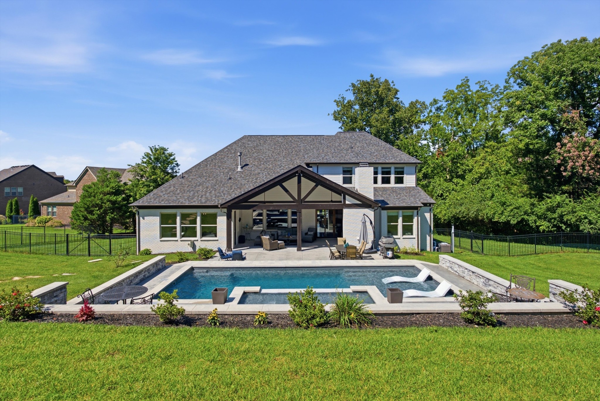 2230 Georgian Cir
