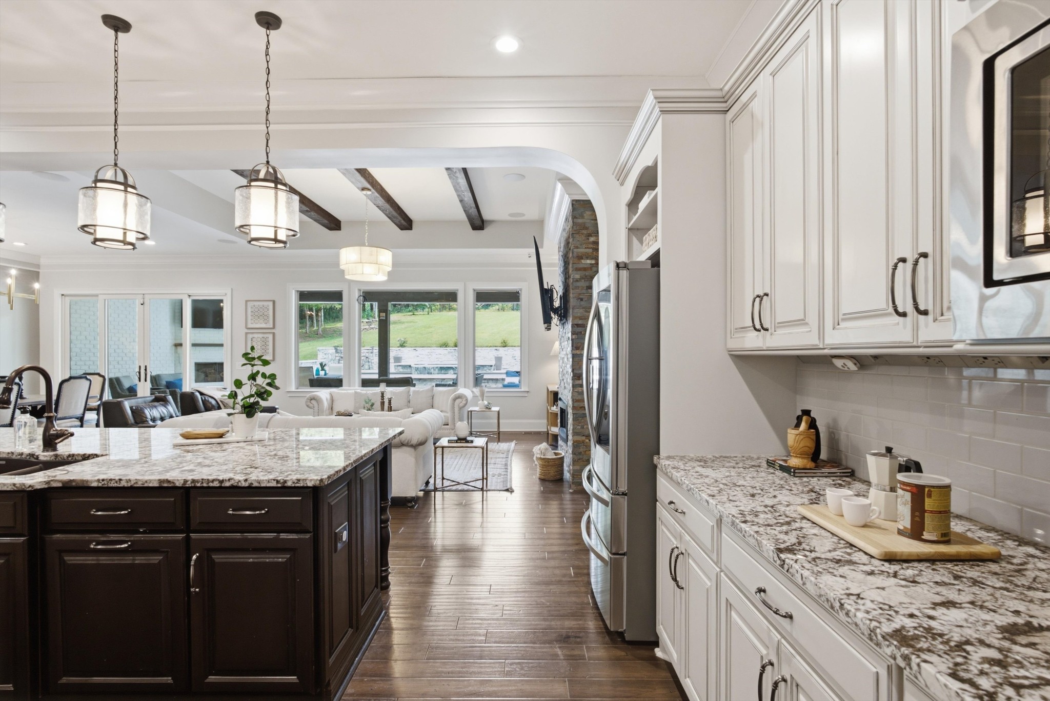 2230 Georgian Cir