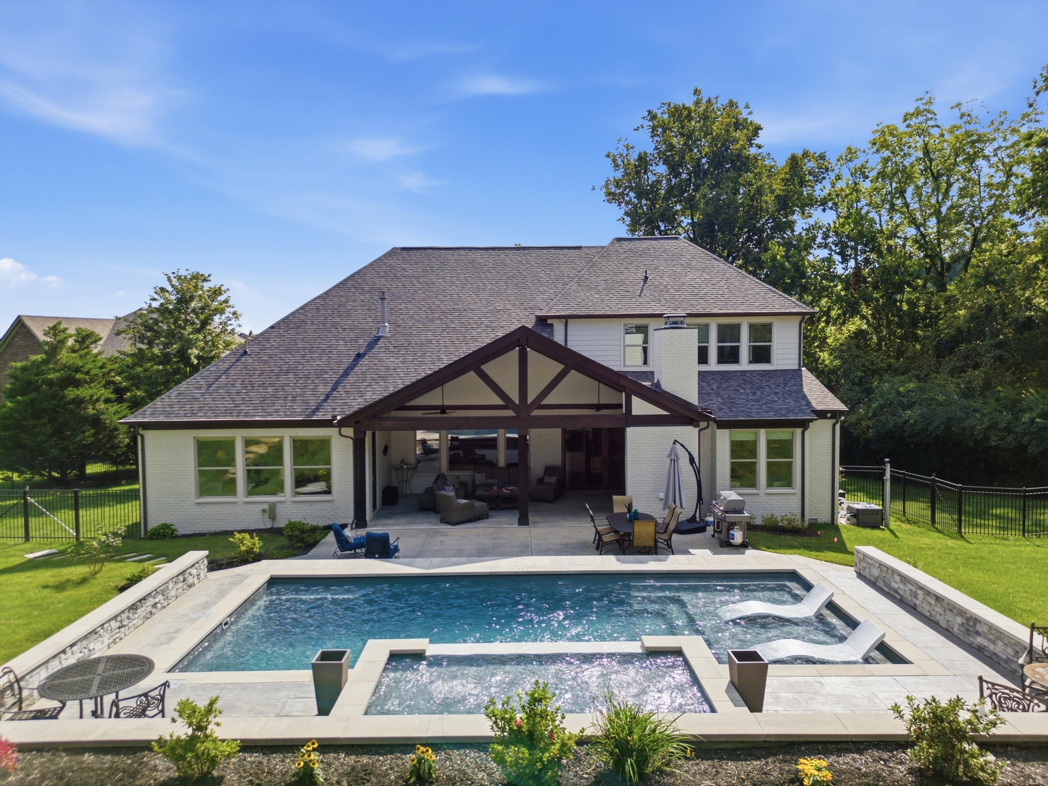 2230 Georgian Cir