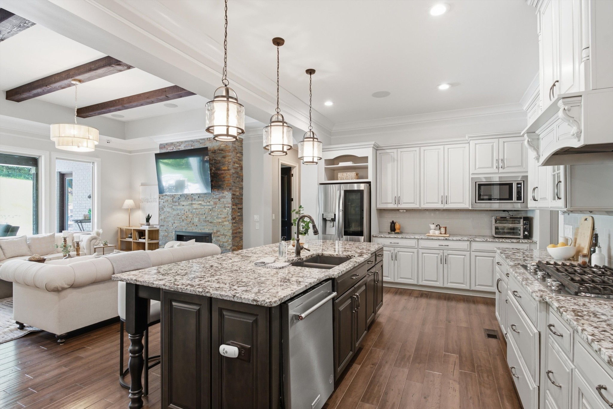 2230 Georgian Cir