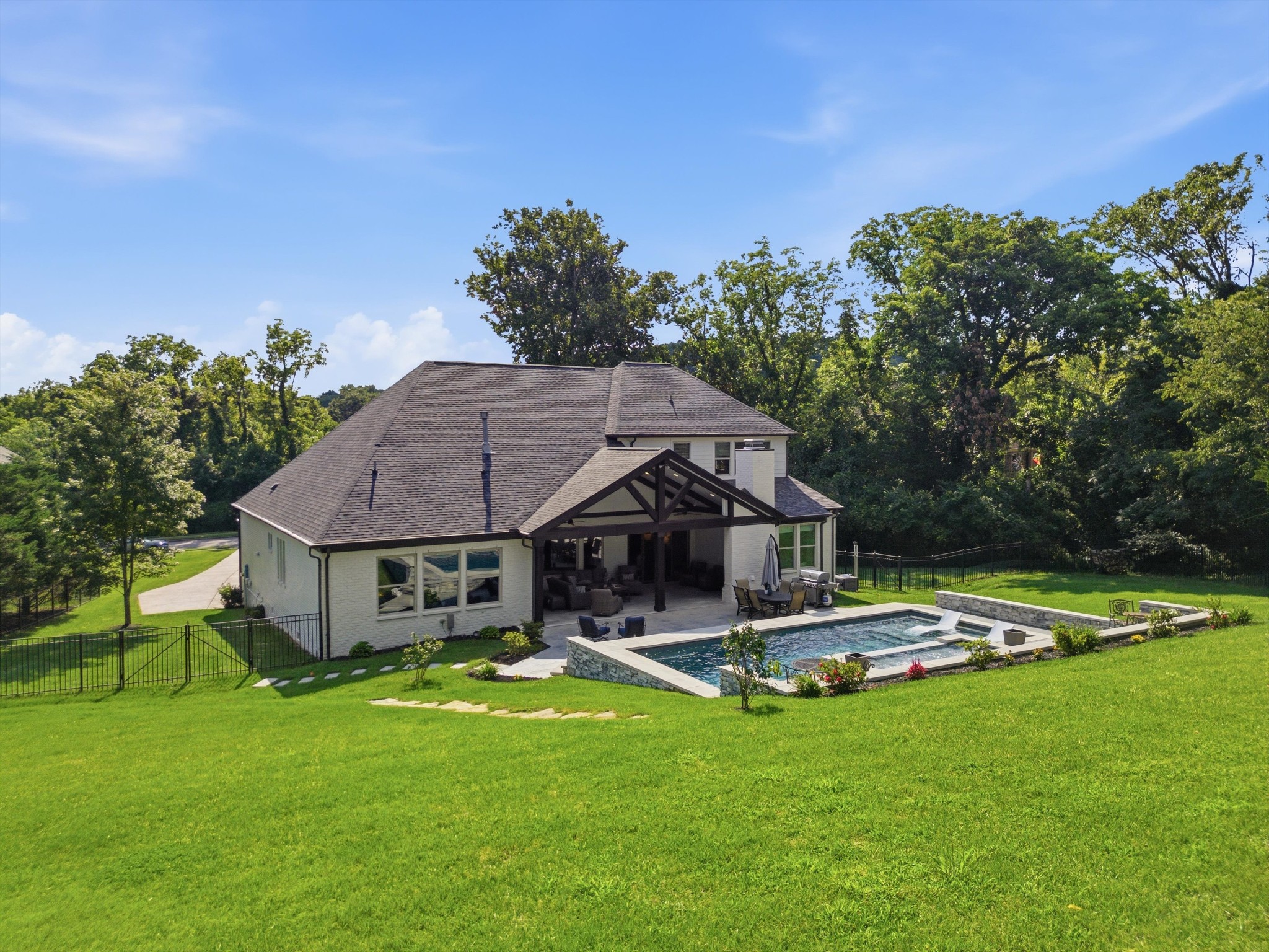 2230 Georgian Cir