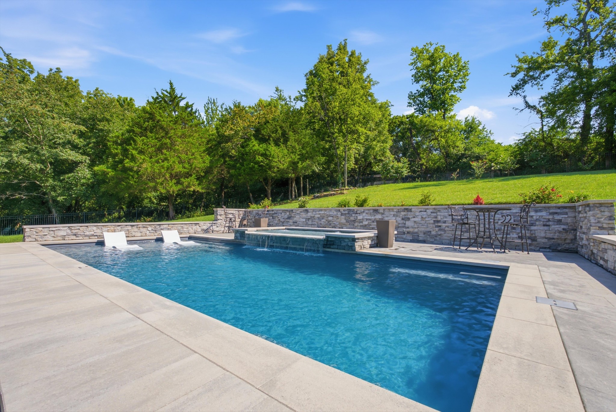2230 Georgian Cir