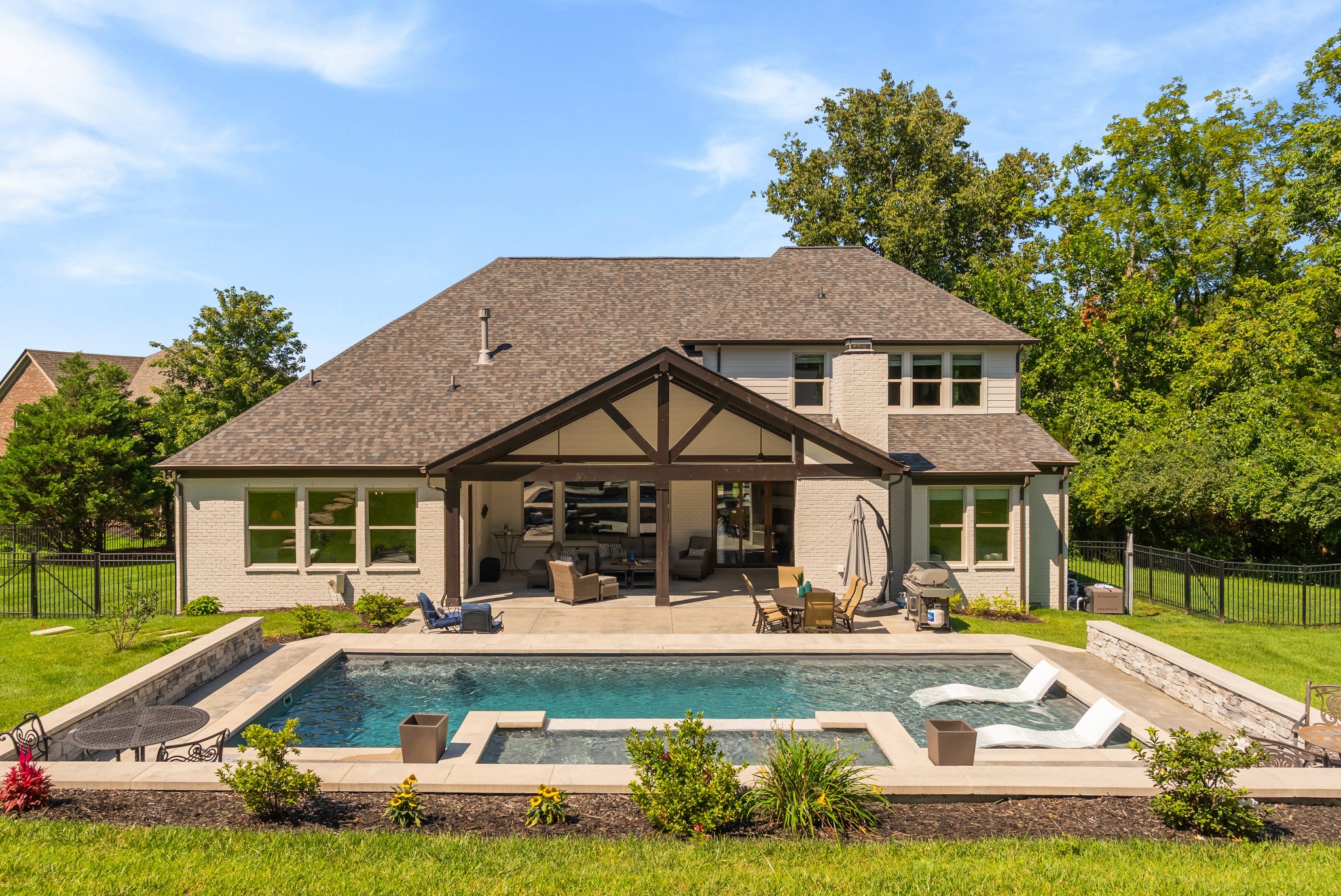 2230 Georgian Cir