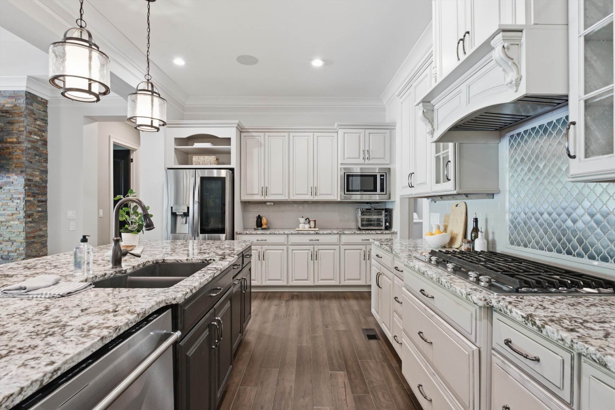 2230 Georgian Cir
